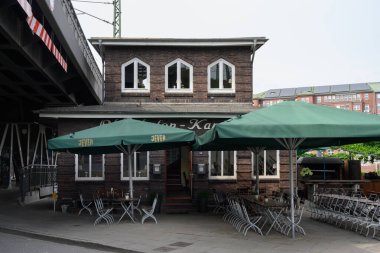 Hamburg, Almanya - 16 Haziran 2023: Oberhafenkantine Restoran ve Pub Bir Eğri ve Eğri Tuğla Binanın Dış Hattı