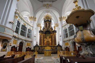 Hamburg, Almanya - 15 Haziran 2023: Michaelis Kirche veya Aziz Michaels Kilisesi Barok Protestan İç İşleri Altar ve Kürsü