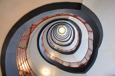 Hamburg, Almanya - 16 Haziran 2023: Sprinkenhof Expressionist İç Sarmal Merdiven