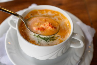 Busumer Krabbensuppe, Busom Style Soup with North Sea Crabs veya Beyaz Kasedeki Kahverengi Karidesler