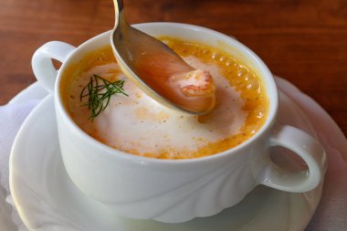 Busumer Krabbensuppe, Busom Style Soup with North Sea Crabs veya Beyaz Kasedeki Kahverengi Karidesler