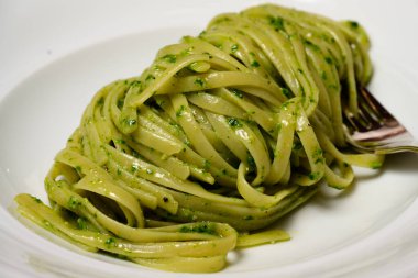 Trenette veya Linguine Pasta ile Yeşil Pesto alla Genovese ve Basil