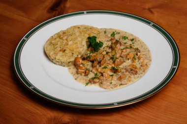 Chanterelles a la Creme and Bread Dumpling veya Eierschwammerl Sos mit Semmelknoedel Avusturya Stili
