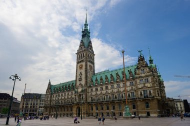 Hamburg, Almanya - 16 Haziran 2023: Rathausmarkt Meydanı 'nda Belediye Binası veya Hamburger Rathaus.