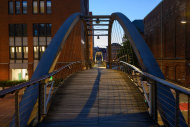 Hamburg, Almanya - 13 Temmuz 2023: Kehrwiedersteg Footbridge veya Kehrwieder Bridge in the Blue Hour at Dusk Illuminated.