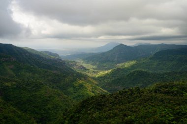 Mauritius 'taki Kara Nehir Vadisi Yeşil Yağmur Ormanları Vadisi' ne Bakış Açısı