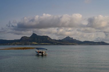 Hint Okyanusu 'nun doğu kıyısında Mahebourg yakınlarında küçük bir turist teknesi ile Mauritius.