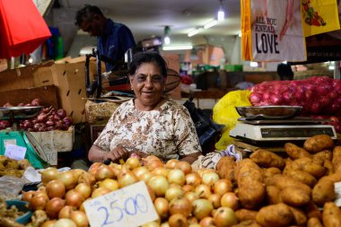Port Louis, Mauritius - 25 Ekim 2023: Port Louis Merkez Pazarı 'nda Sebze Satıcısı Soğan Satıyor
