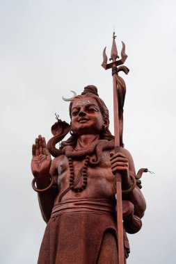 Ganga Talao 'da mızraklı Kızıl Lord Shiva Heykeli veya Büyük Bassin Mauritius