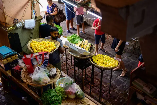 Port Louis, Mauritius - 25 Ekim 2023: Merkez Markette Meyve, Limon ve diğer bakkaliyeleri satan tedarikçi.