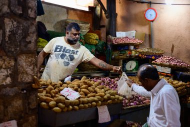 Port Louis, Mauritius - 25 Ekim 2023: Merkez Markette Patates ve Soğan satan tedarikçi.