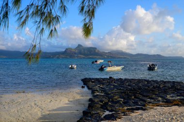 Mahebourg, Mauritius - 25 Ekim 2023: Preskil Adası Sahili Sabah Keyif Gemileri.