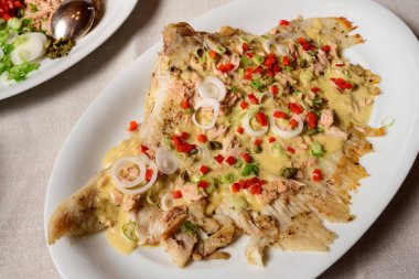 Paten Kanadı ya da Ray Wing Ton Balığı Mayonez Sosu ve Kırmızı Çan Biberi ile Hazırladı