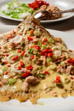 Paten Kanadı ya da Ray Wing Ton Balığı Mayonez Sosu ve Kırmızı Çan Biberi ile Hazırladı