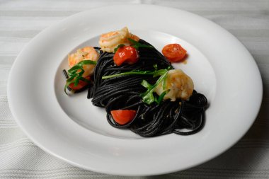 Spagetti al Nero di Seppia con Gamberi, İtalyan Makarnası mürekkep balığı, karides, domates ve Rucola