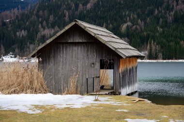 Weissensee Gölü kıyısındaki tekne evi, Carinthia, Avusturya kışın