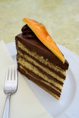 Katmanlı Tereyağlı Dobos Torta Pastası ve Karamel Macar Tarzı