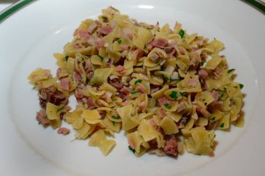 Schinkenfleckerl Makarna veya Avusturya Jambonu ve Yeşil Salatalı Erişte Güveci