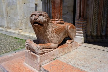 Duomo di Modena Katedrali 'nin Porta Principa Portal' ındaki Stylophoric Lion Heykeli