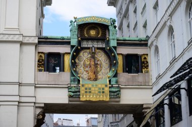Franz Matsch tarafından 1911-1914 yılları arasında Viyana 'da yaratılan Anker Clock veya Ankeruhr, tipik bir Art Nouveau Design' dir..