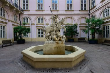 Bratislava, Slovakya 'daki Primacialny Palac' ın avlusundaki Aziz George Çeşmesi.