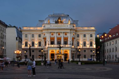 Bratislava, Slovakya - 25 Mayıs 2024: Slovakya Ulusal Tiyatrosu veya Slovenske Narodne Divadlo Gece Tarihi Binası