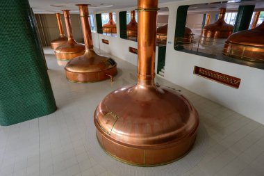 Plzen, Çek Cumhuriyeti - 17 Ağustos 2024: Pilsner Urquell Plzensky Prazdroy Bira Fabrikasında Wort Pans ve Mash Tuns ile Yeni Bira Evi.