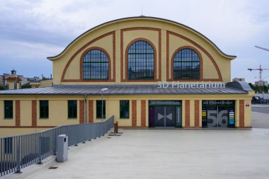 Plzen, Çek Cumhuriyeti - 17 Ağustos 2024: 3D Planetarium Exterior Pilsen 'deki Techmania Science Center Museum.