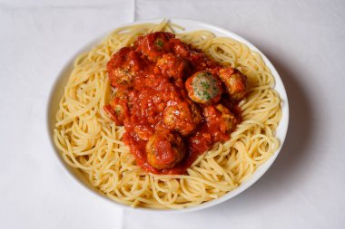 Köfteli spagetti ve Amerikan usulü baharatlı domates sosu.