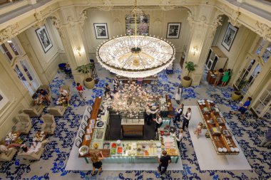 Karlovy Vary, Çek Cumhuriyeti - 15 Ağustos 2024: Mala Dvorana Salonunda Lüks Grand Hotel Pupp Kahvaltı Servisi.