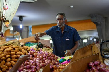 Port Louis, Mauritius . 25 Ekim 2023: Merkez Markette Soğan ve Patates Satıcısı.