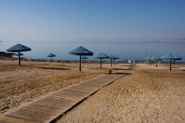 Ürdün 'de Sweimeh yakınlarında Şemsiyeli Ölü Deniz Sahili Tatil Köyü