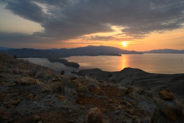 Komodo Ulusal Parkı 'nda Gili Lawa Darat Adası Günbatımı
