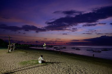 Jerman Sahili, Bali, Endonezya - 7 Kasım 2024: Renkli Mor Gökyüzü ile Alacakaranlık 'ta Pantai Jerman Sahili