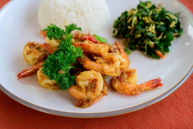 Udang Sere Lemo Balili Karışık Kızarmış Karidesler Shallot, Chili Yağı ve Limon Yaprakları Buharda pişmiş beyaz pirinçle servis edilir