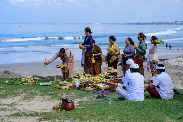 Kuta Beach, Bali, Endonezya - 8 Kasım 2024: Geleneksel Elbiseli Kadınlarla Dini Hindu Töreni Kurban Getirme ve Kurban Verme.