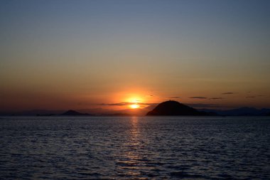 Endonezya 'daki Komodo Ulusal Parkı' nda Bir Adanın Arkasında Gün Batımı