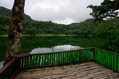 Flores, Doğu Nusa Tenggara, Endonezya 'da Eski Raft ile Danau Ranamese Gölü Manzarası