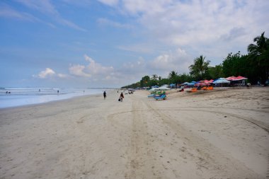 Kuta Beach, Bali, Endonezya - 8 Kasım 2024: Kuta 'da Sandy Beach, Denpasar Şemsiyeler ve Salonlar.