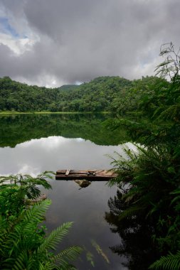 Flores, Doğu Nusa Tenggara, Endonezya 'da Eski Raft ile Danau Ranamese Gölü Manzarası