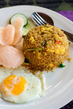 Nasi Goreng Otantik Endonezya Kızarmış Pirinci, yumurta ve Krupuk Krakerleri