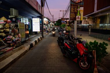 Kuta Plajı, Bali, Endonezya - 7 Kasım 2024: Alacakaranlık Hediyelik Eşya Dükkanları ile Sokak.