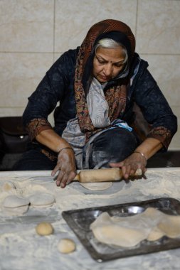 Delhi, Hindistan - 21 Şubat 2025: Gurudwara Bangla Sahib Sikh Tapınağındaki Langar Halk Yemeğinde Ekmek Yapan Kadın