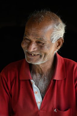 Mandawa, Rajasthan, Hindistan - 10 Şubat 2025: Beyaz Saçlı Yaşlı Rajasthani Adam.