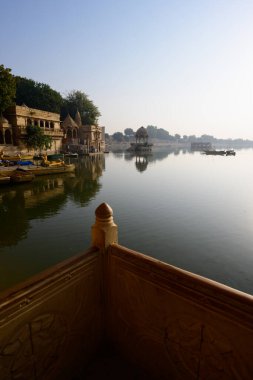 Jaisalmer 'deki Gadisar Tapınağı ve Gölü, Rajasthan, Hindistan Chhatri Gazebo ile