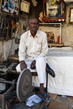 Jaisalmer, Rajasthan, Hindistan - 12 Şubat 2025: Makas ve Bıçak Öğütücü Açık Atölyesinde Oturuyor.