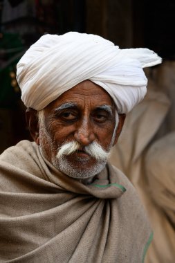 Jaisalmer, Rajasthan, Hindistan - 12 Şubat 2025: Beyaz Safa Türbanlı Gri bıyıklı ve Geleneksel Gri Elbiseli Rajasthani Adam