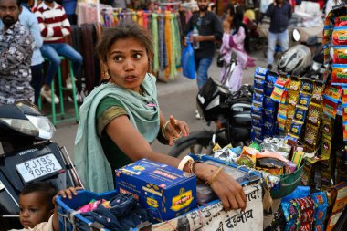 Jodhpur, Rajasthan, Hindistan - Şubat 13 2025: Pan Masala veya Gutka Çiğneme Karışımı satan Kadın.