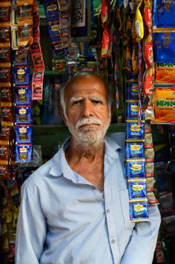 Jodhpur, Rajasthan, Hindistan - 13 Şubat 2025: Pan Masala Satıcısı veya Gutka Çiğneme Karışımı.