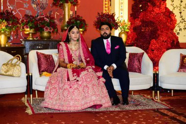 Jaipur, Rajasthan, Hindistan - 17 Şubat 2025: Geleneksel Geleneksel Gelinlik Lehenga 'da Gelin ve Damat ile Hint Evlilik Çifti